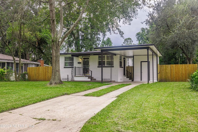 view of front facade featuring a front yard and a carport