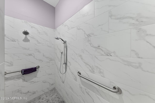 bathroom featuring a tile shower