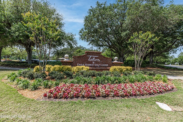 community sign featuring a yard