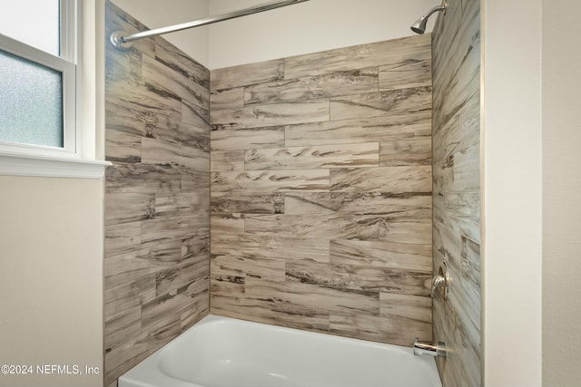 bathroom with tiled shower / bath