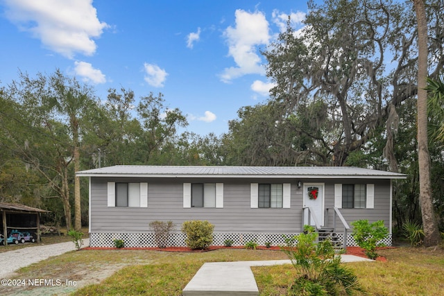 view of front of property featuring a front yard