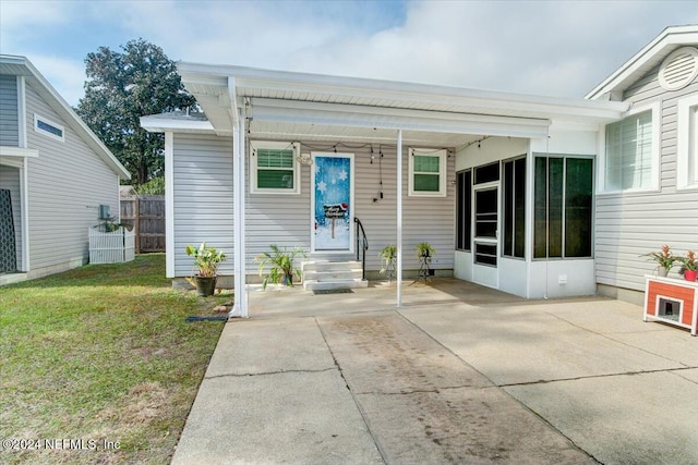 view of front of house featuring a front yard