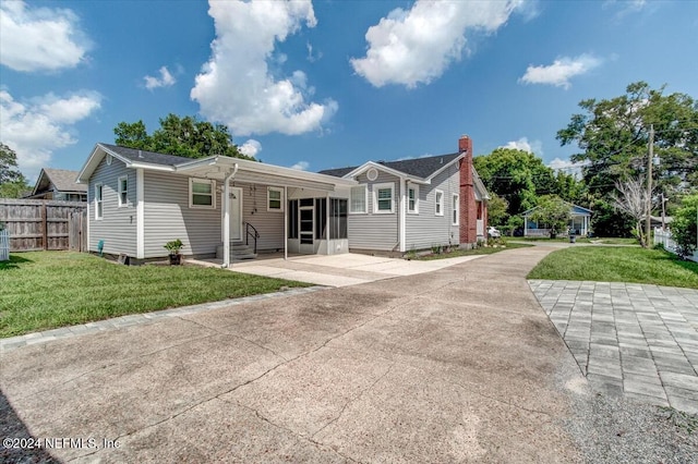 view of front facade featuring a front yard