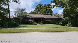 single story home featuring a front lawn