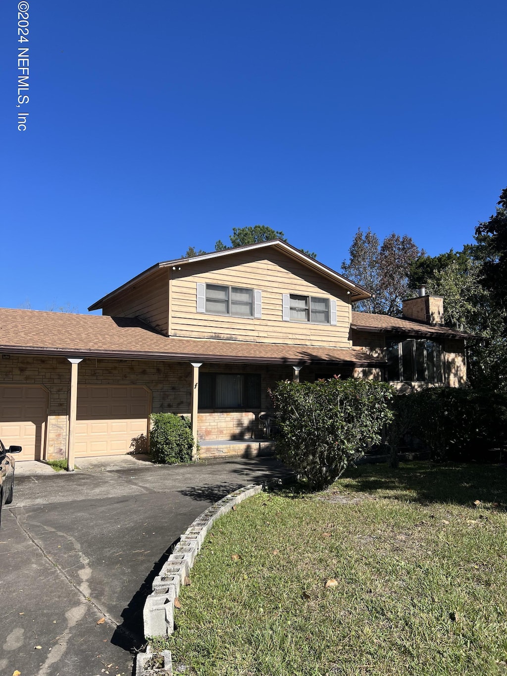 view of front of house with a front lawn and a garage