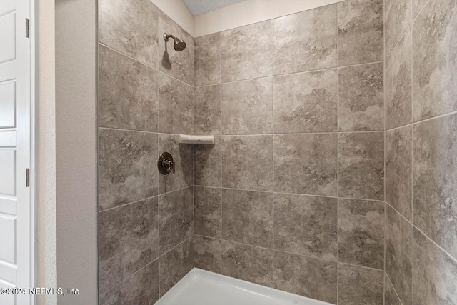 bathroom featuring tiled shower