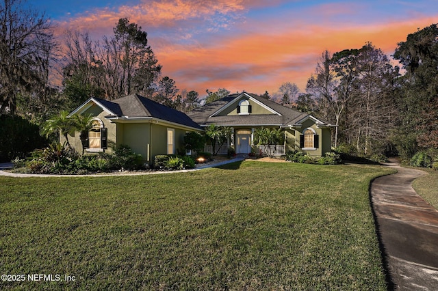 view of front facade featuring a lawn