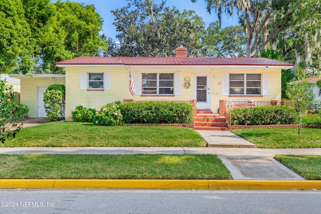 ranch-style house featuring a front yard