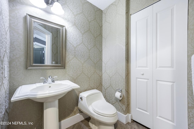 1431 Riverplace Blvd Unit 2105, Jacksonville, FL 32207 - bathroom with toilet and wallpapered walls