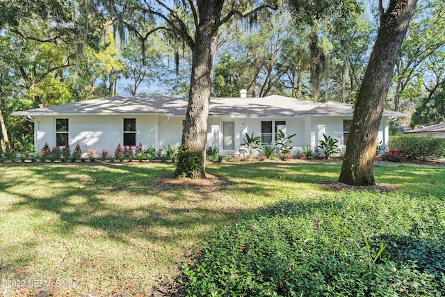 ranch-style house featuring a front lawn