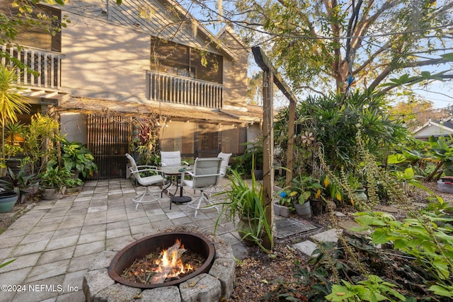 view of patio featuring a fire pit