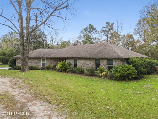 view of front of property featuring a front yard