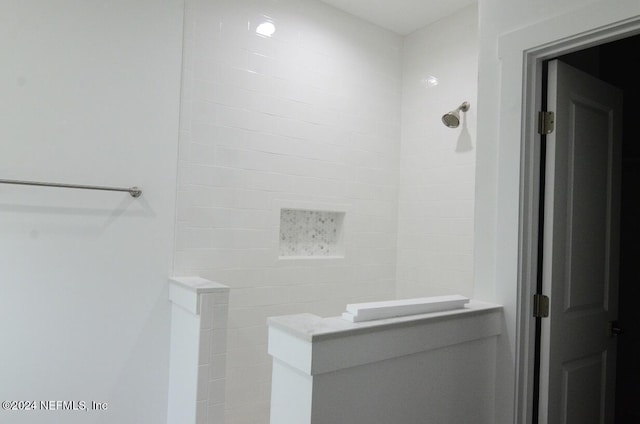 bathroom featuring a tile shower