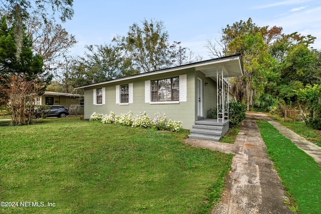 view of front facade featuring a front yard