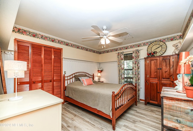 bedroom with ceiling fan, light hardwood / wood-style floors, crown molding, and a closet