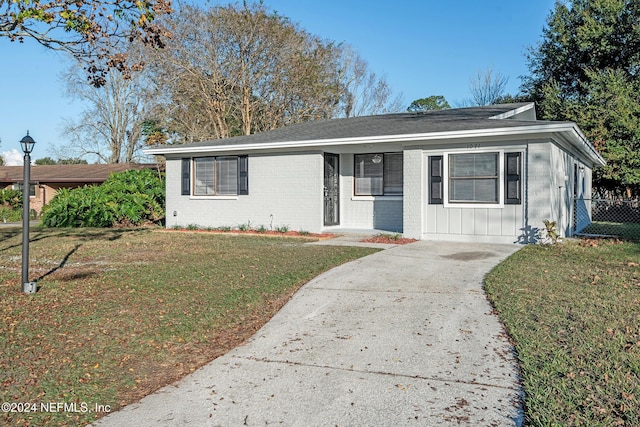 view of front of house featuring a front yard