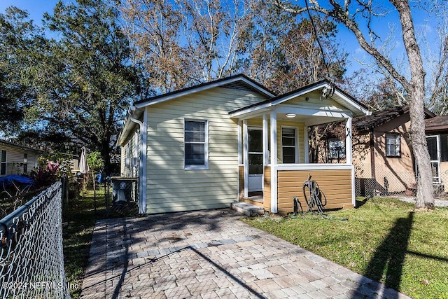 bungalow featuring a front lawn