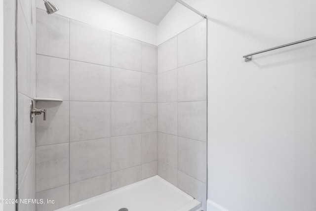 bathroom featuring a tile shower