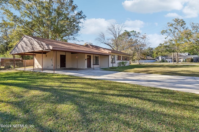 view of front of property featuring a front yard and a carport