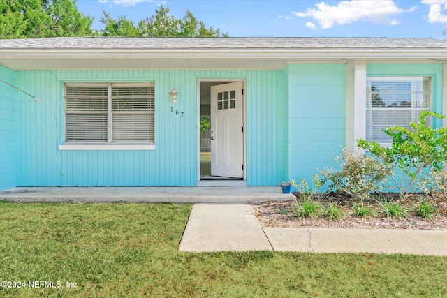 entrance to property with a yard