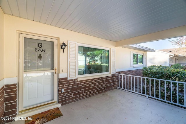 property entrance featuring a porch