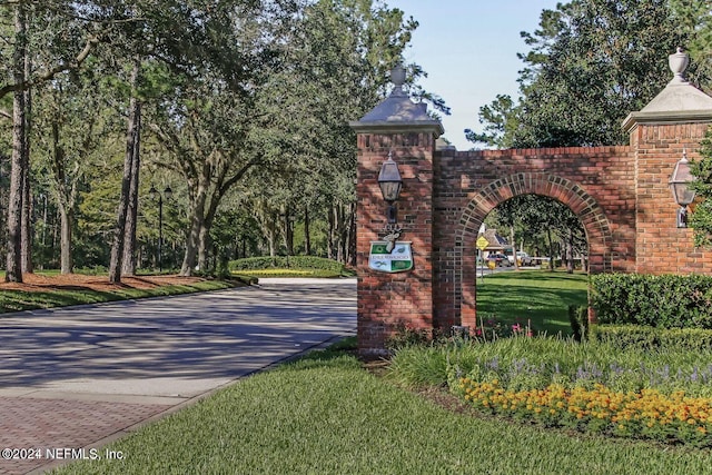 community sign featuring a yard