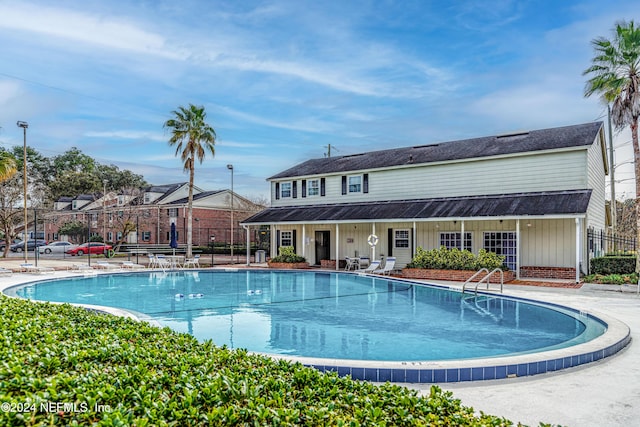 view of swimming pool