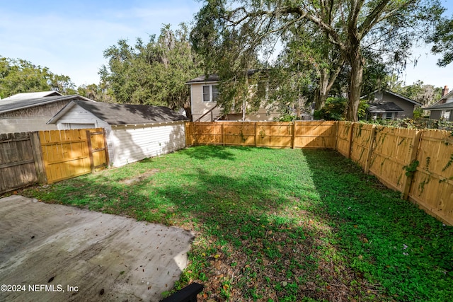 view of yard featuring a patio