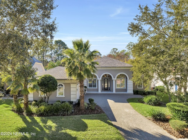 view of front of house featuring covered porch and a front lawn