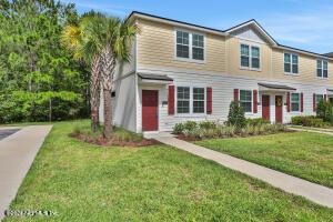 view of front of property featuring a front lawn