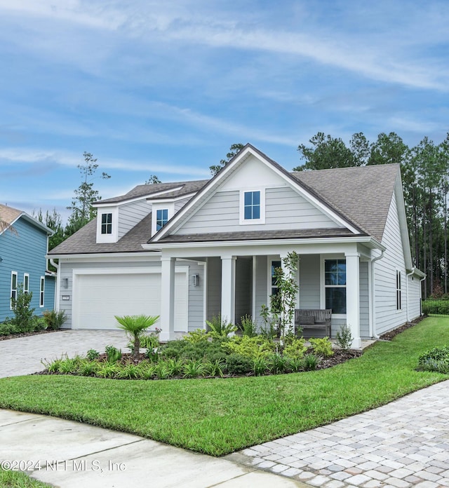 view of front of property featuring a porch and a front yard