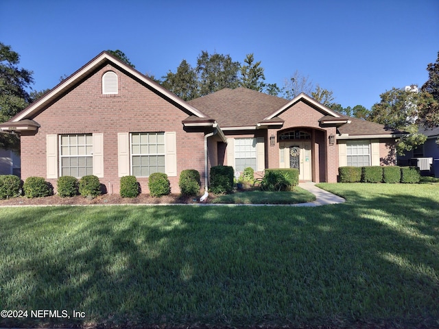 view of front facade with a front yard