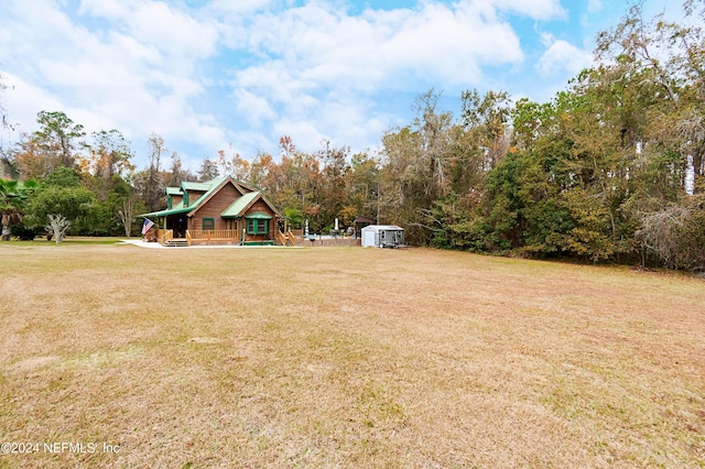 view of yard featuring a storage unit