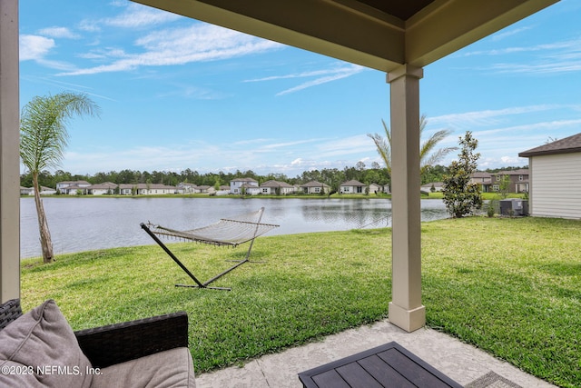 view of yard featuring a water view