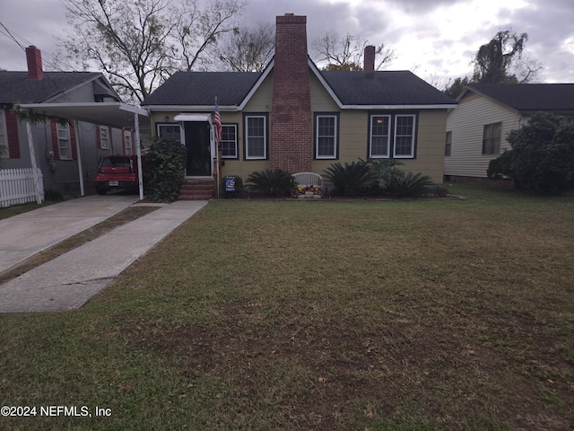 view of front of home featuring a front lawn and a carport