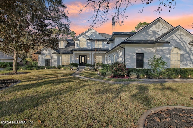 view of front of house featuring a lawn