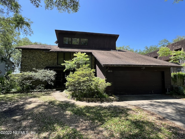 view of front facade featuring a garage