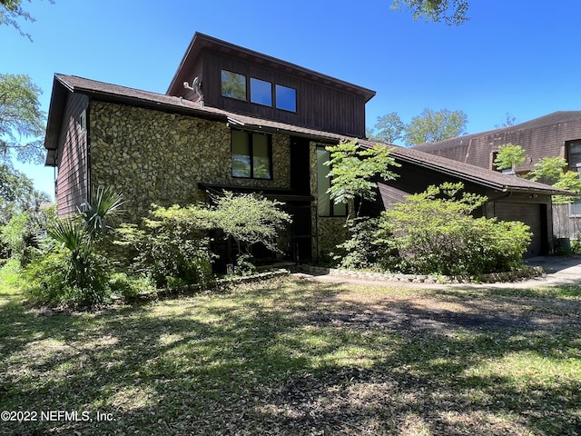 view of front of house featuring a front lawn