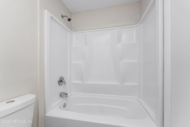 bathroom featuring toilet and washtub / shower combination