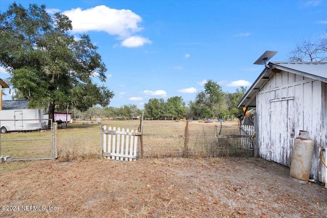 view of yard featuring a rural view