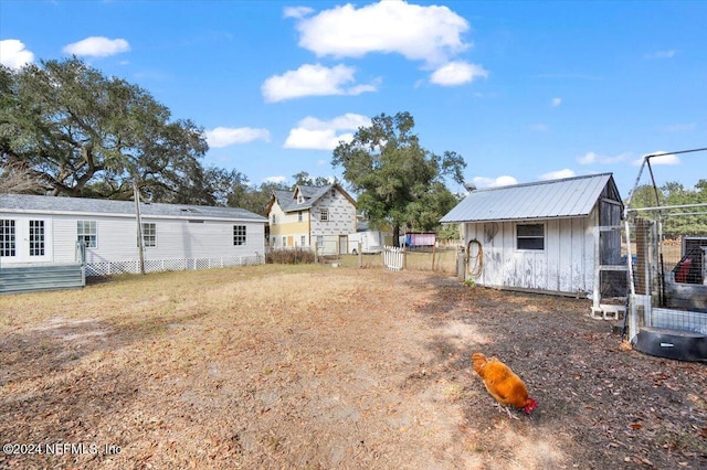 view of yard with an outbuilding