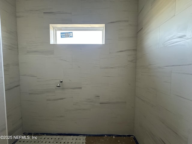 full bathroom featuring a tile shower