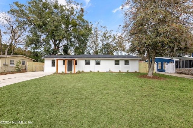 ranch-style house featuring a front yard