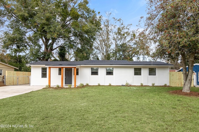 single story home with a front lawn