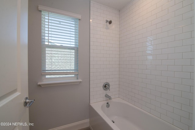 bathroom featuring tiled shower / bath combo