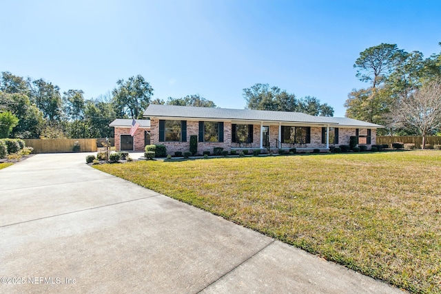 single story home featuring a front lawn