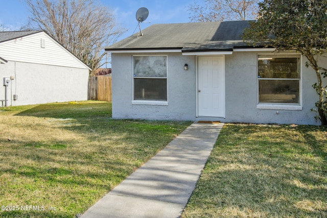 view of front facade featuring a front yard