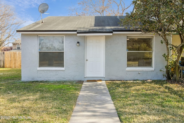 view of front facade featuring a front lawn