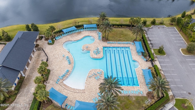 view of swimming pool