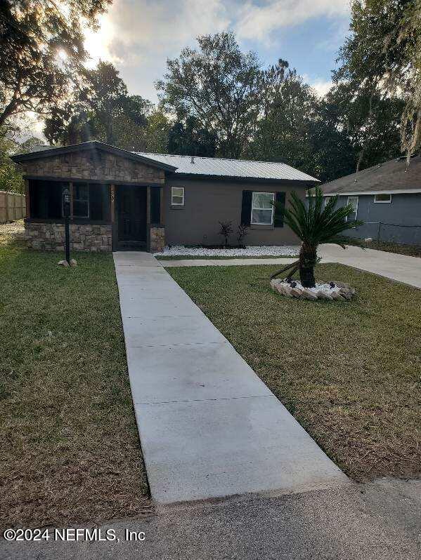 ranch-style house with a yard